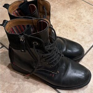 Black Women Ankle Boots Size 8 Wide Needs Repair.